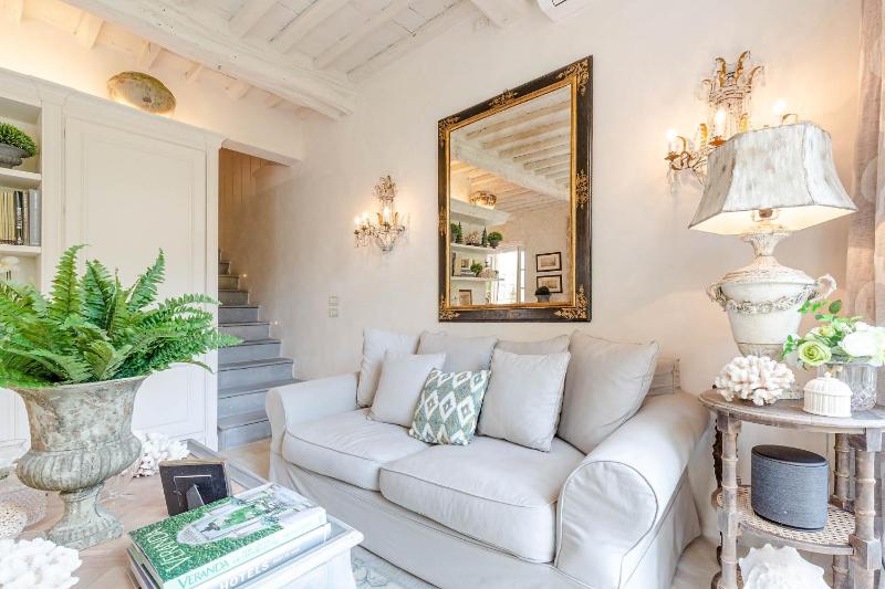 LA CASINA Luxury Apartment inside the Walls of Lucca with Garden airconditioning Wifi - image 3