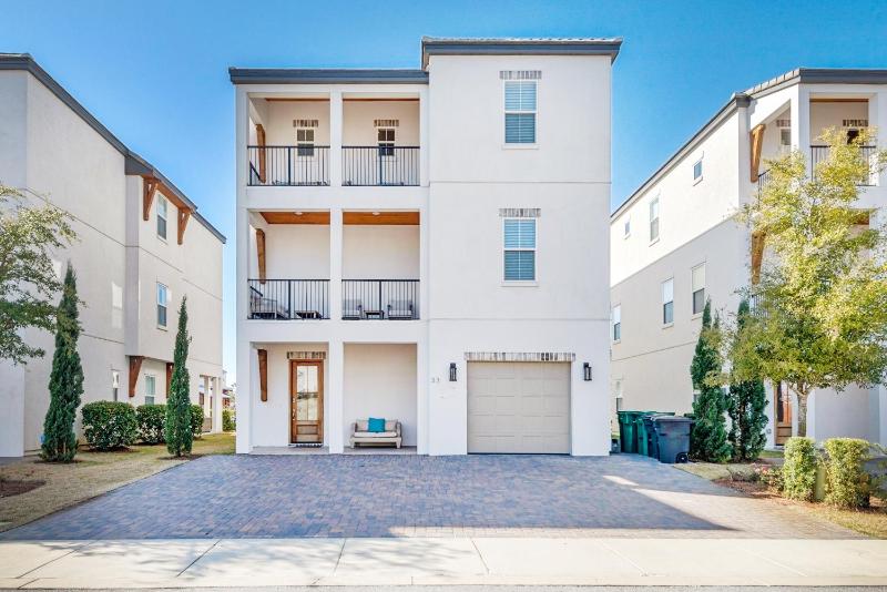 Seven-Bedroom House image 3