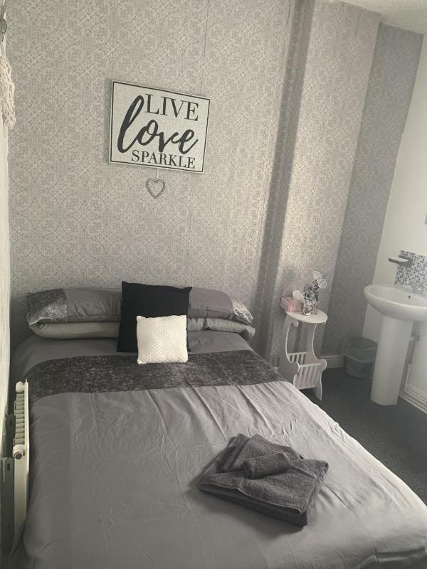Single Room with Private Bathroom image 3