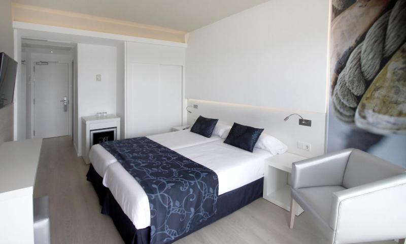 Double or Twin Room image 4