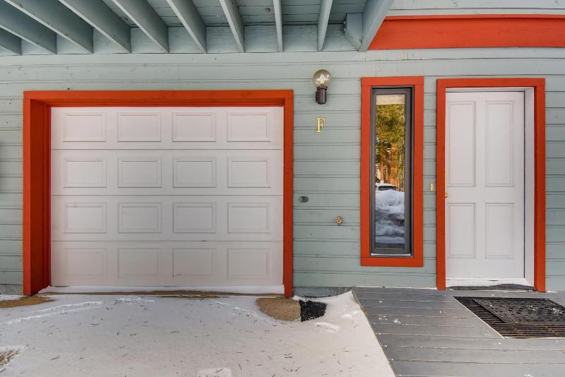 Pinecreek #F - 3 BR - Close to Town - Shuttle to Slopes - Pool and Hot Tub Access - image 3