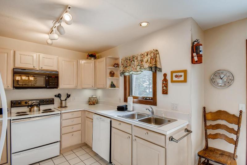 Pinecreek #F - 3 BR - Close to Town - Shuttle to Slopes - Pool and Hot Tub Access - image 13