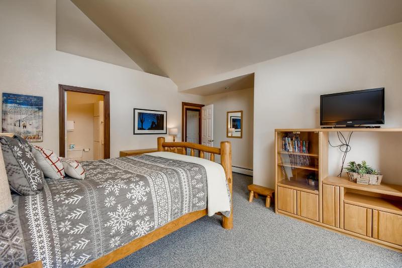 Pinecreek #F - 3 BR - Close to Town - Shuttle to Slopes - Pool and Hot Tub Access - image 14