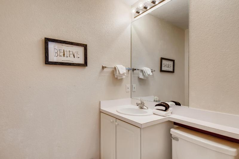 Pinecreek #F - 3 BR - Close to Town - Shuttle to Slopes - Pool and Hot Tub Access - image 12