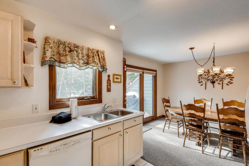 Pinecreek #F - 3 BR - Close to Town - Shuttle to Slopes - Pool and Hot Tub Access - image 26