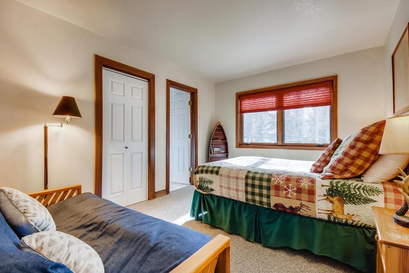 Pinecreek #F - 3 BR - Close to Town - Shuttle to Slopes - Pool and Hot Tub Access - image 31