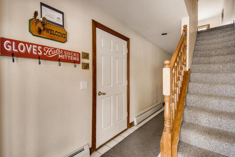 Pinecreek #F - 3 BR - Close to Town - Shuttle to Slopes - Pool and Hot Tub Access - image 7