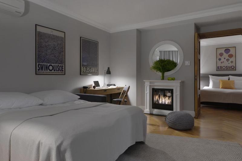 One-Bedroom Apartment with Fireplace image 3