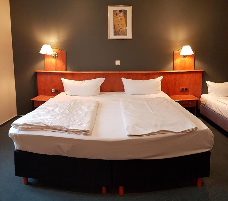 Standard Triple Room image 2