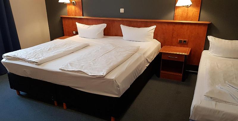 Standard Triple Room image 3