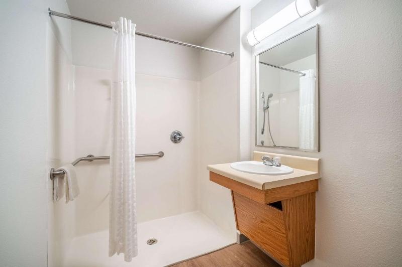 Double Room with Two Double Beds - Accessible/Non-Smoking image 3