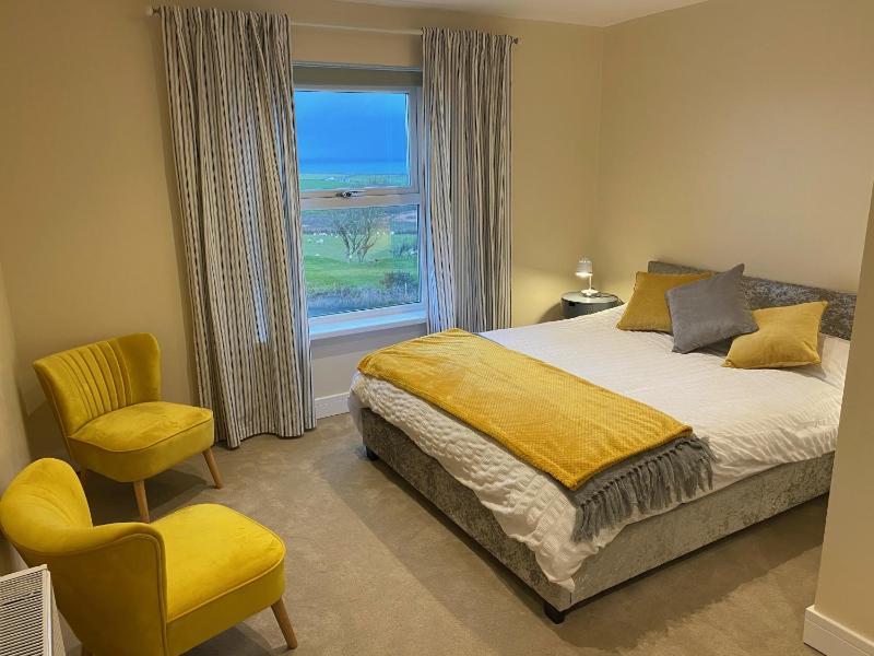 Double Room with Sea View image 4