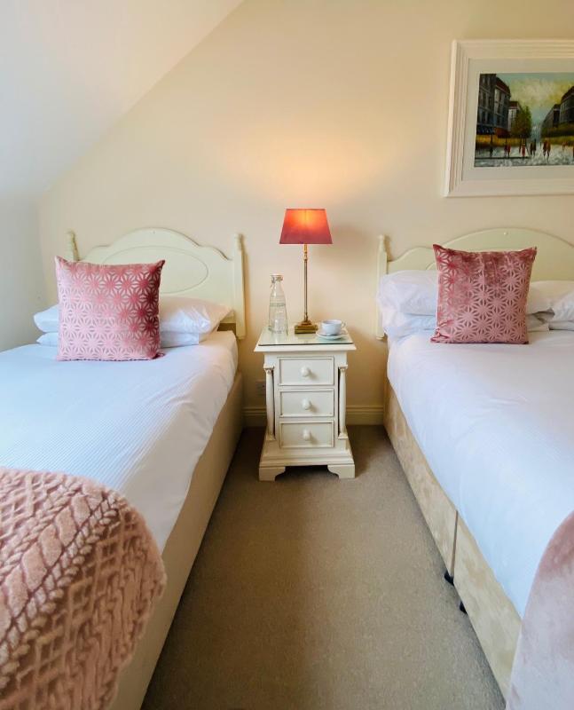 Twin Room image 4