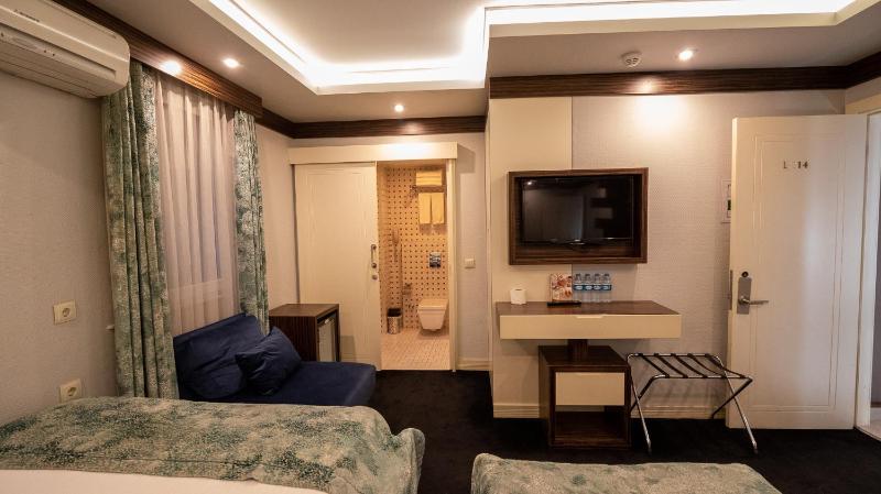 Standard Quadruple Room image 2