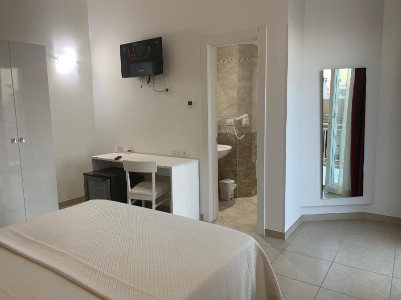 Double Room with Balcony image 4