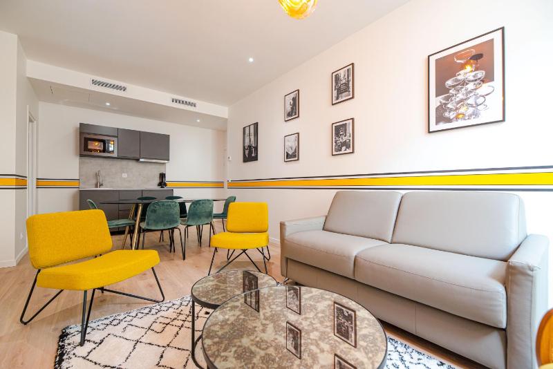 Deluxe Apartment image 1