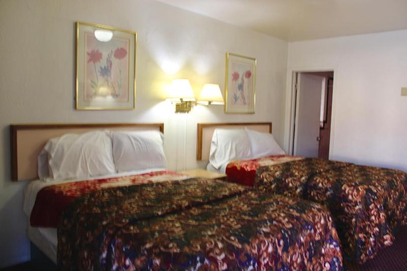 Economy Inn - image 6