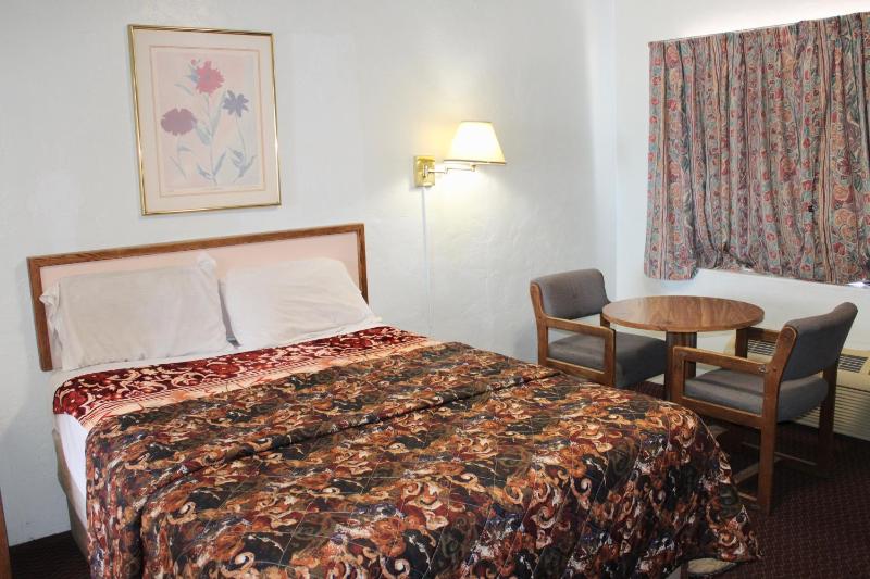 Queen Room image 3