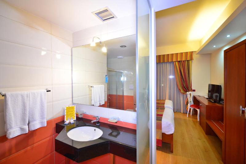 Superior Twin Room image 3