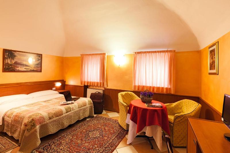 Twin Room image 3