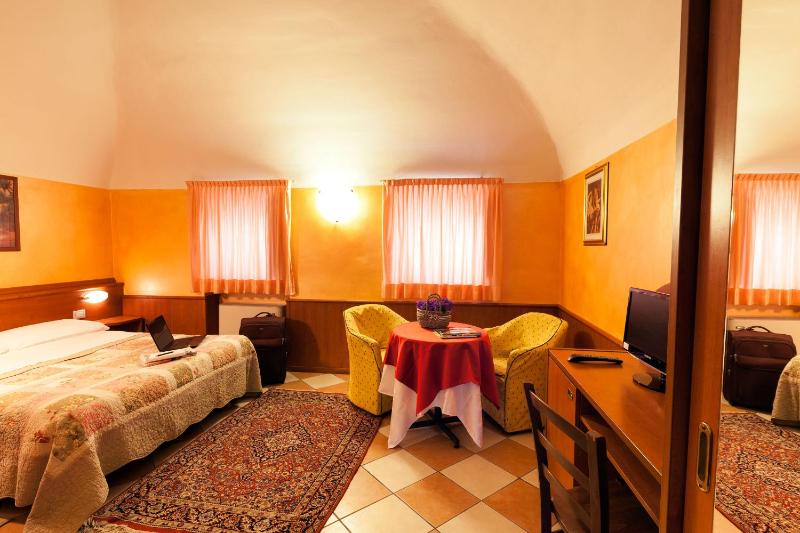 Double Room image 4