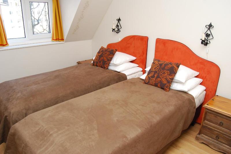 Twin Room image 3