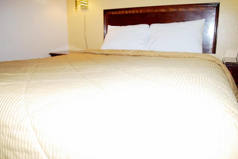 Queen Room - Non-Smoking image 3