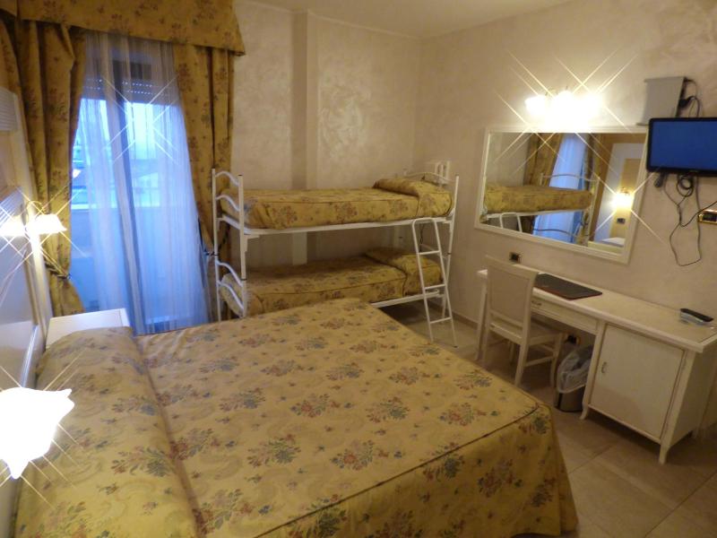 Quadruple Room with Sea View image 2