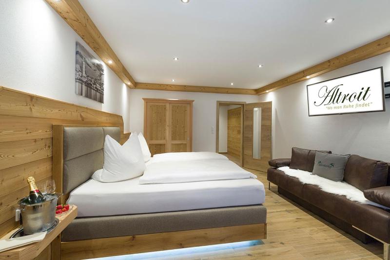 Deluxe Double Room image 2