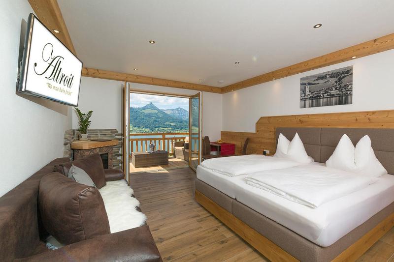 Deluxe Double Room image 4