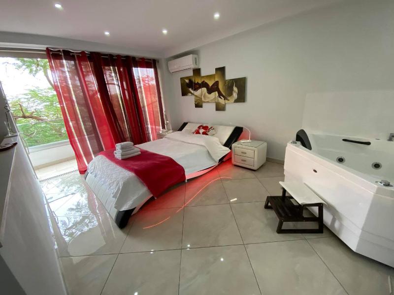 Superior Suite with Hot Tub image 3