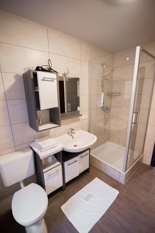 Twin Room with Shower image 2