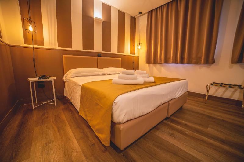 Standard Double Room image 4