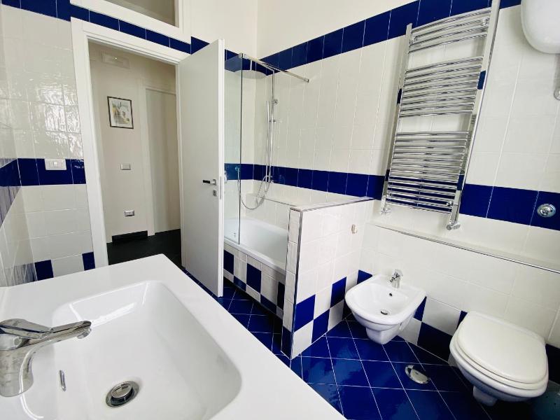 GuestHost - Cosy Flat with Sea View Balcony - image 9