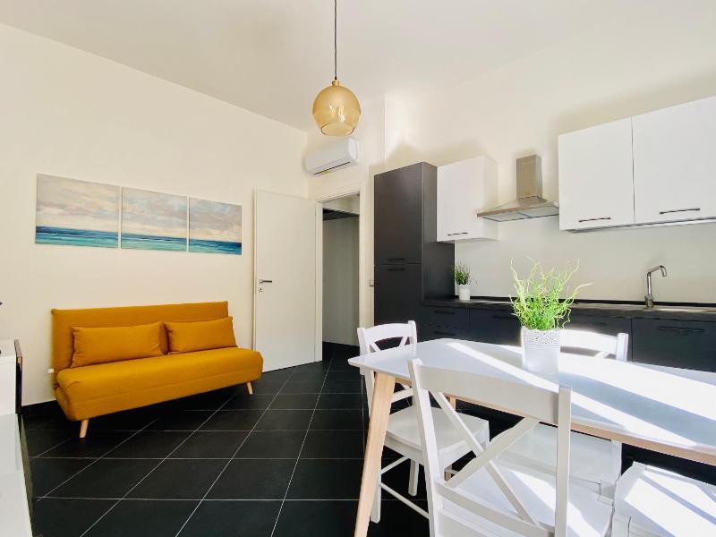 GuestHost - Cosy Flat with Sea View Balcony - image 5