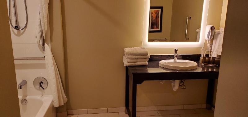 Deluxe King Room - Mobility Access/Non-Smoking image 2