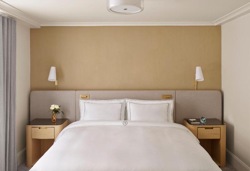 Standard King Room image 2