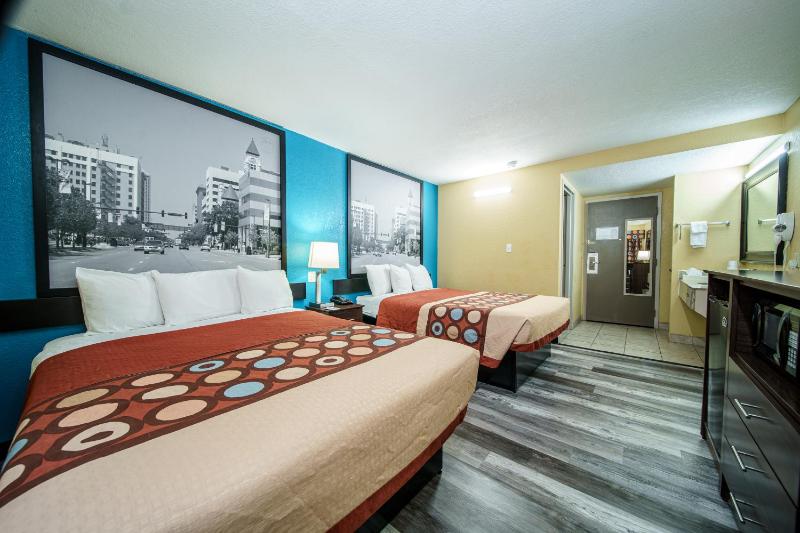 Queen Room with Two Queen Beds - Non-Smoking image 3