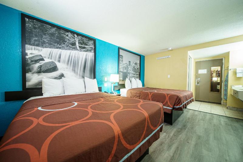 Queen Room with Two Queen Beds - Non-Smoking image 4