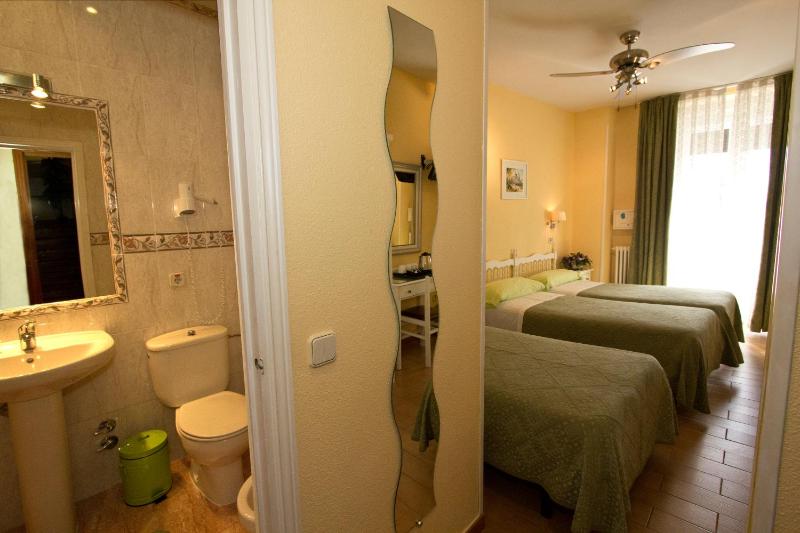 Triple Room image 3