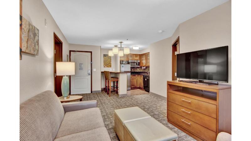 Two Bedroom Suite with One Queen Bed and Two Double Beds - Non-Smoking image 2