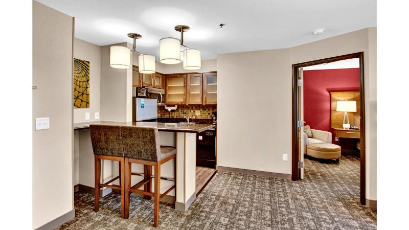 Two Bedroom Suite with One Queen Bed and Two Double Beds - Non-Smoking image 3