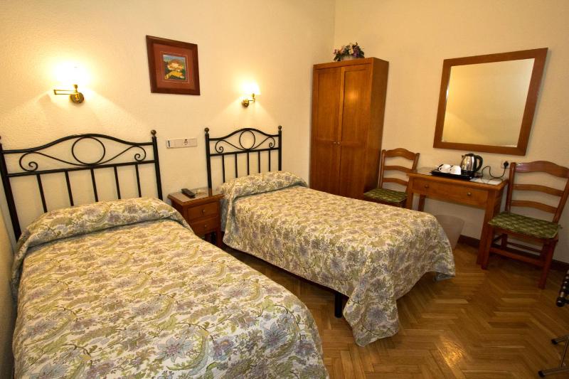 Twin Room image 4
