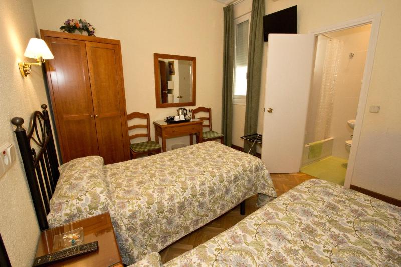 Twin Room image 3
