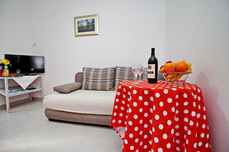 One-Bedroom Apartment with Terrace and Sea View image 3