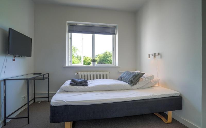 Single Room with Shared Shower and Toilet image 1