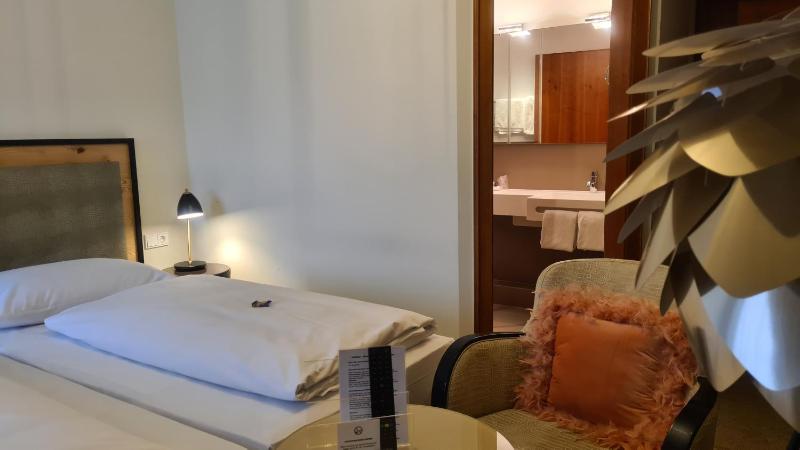 Double Room image 3
