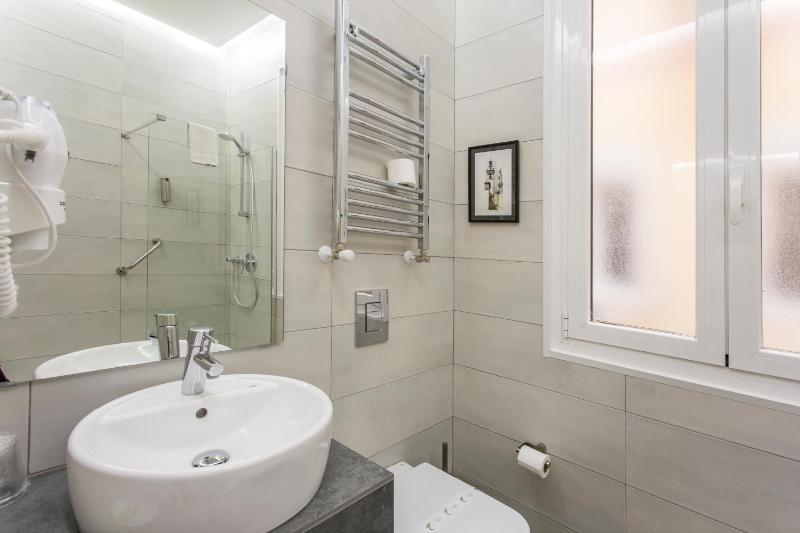 Standard Double Room image 2