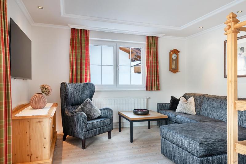 Four-Bedroom Apartment (10 Adults) image 3
