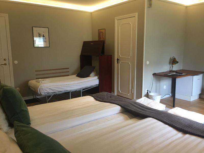 Superior Triple Room image 4